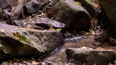 溪水流动岩石